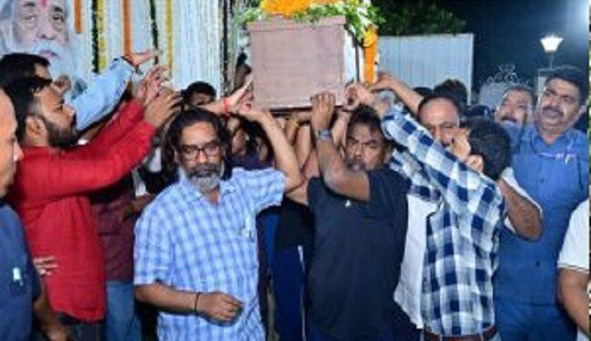 Hemant became emotional before Shibu Soren's final farewell