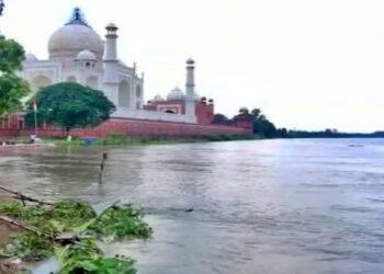 The water of Yamuna reached the walls behind the Taj Mahal