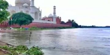 The water of Yamuna reached the walls behind the Taj Mahal