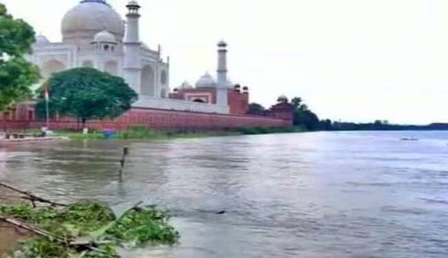 The water of Yamuna reached the walls behind the Taj Mahal