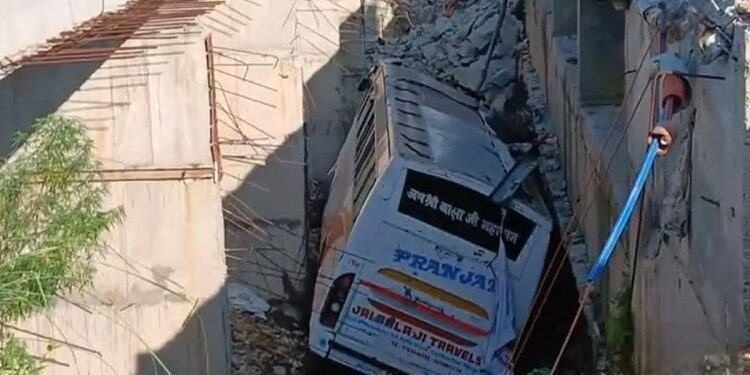 The bus going to Mata Vaishno Devi fell into a 20 feet deep drain