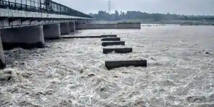 Flood threat in Delhi, Yamuna river in spate
