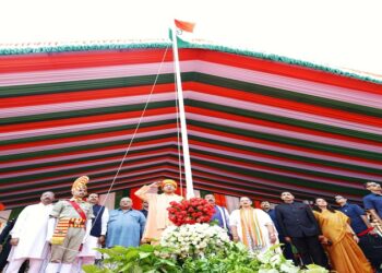 CM Yogi hoisted the national flag in front of Vidhan Bhavan