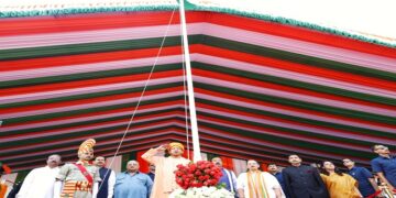 CM Yogi hoisted the national flag in front of Vidhan Bhavan