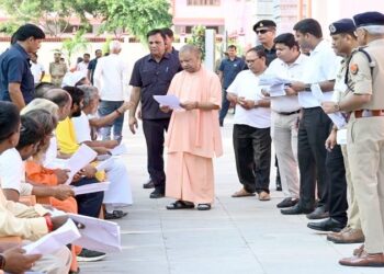 CM Yogi met people in Janta Darshan