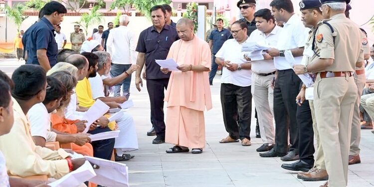 CM Yogi met people in Janta Darshan