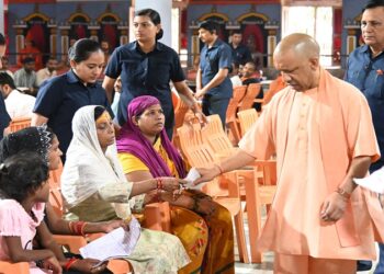 CM Yogi heard the problems of 200 people