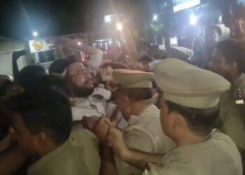 ABVP protests outside minister Rajbhar's residence