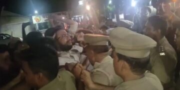 ABVP protests outside minister Rajbhar's residence