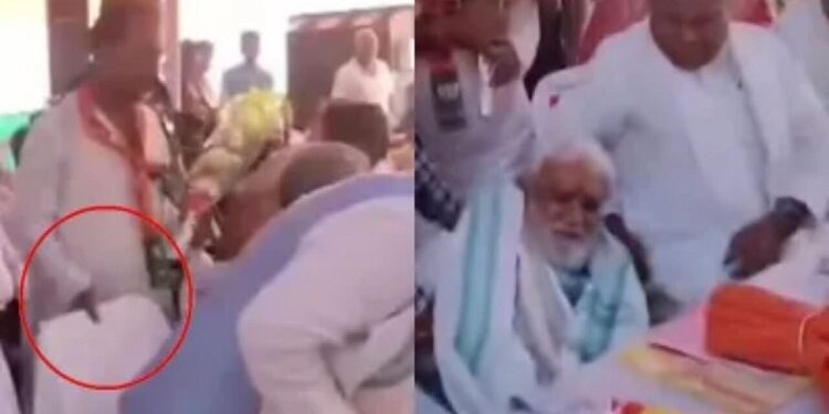 Ashwini Choubey fell down on the stage