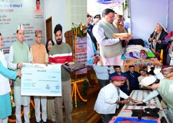 CM Dhami participated in the Weavers' Honor Program