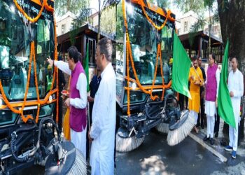 CM Dhami flagged off the vacuum-based road sweeping machine