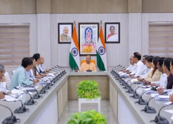 CM Yogi held a meeting regarding Sant Kabir Nagar Textile and Apparel Park Scheme