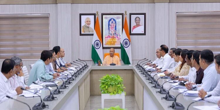 CM Yogi held a meeting regarding Sant Kabir Nagar Textile and Apparel Park Scheme