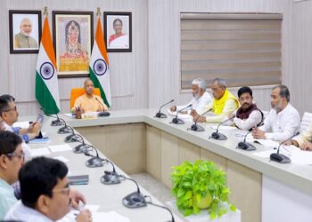 CM Yogi reviewed the pothole eradication campaign