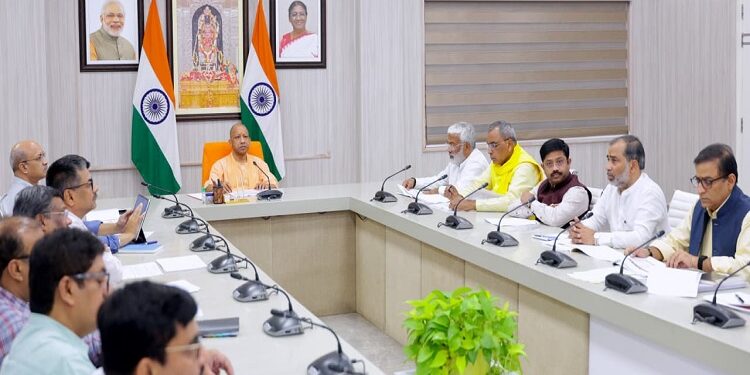 CM Yogi reviewed the pothole eradication campaign