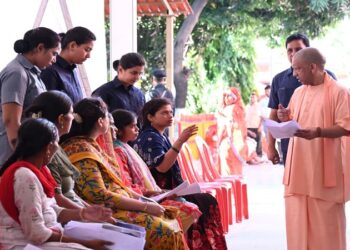 CM Yogi heard the problems of 250 people in Janta Darshan
