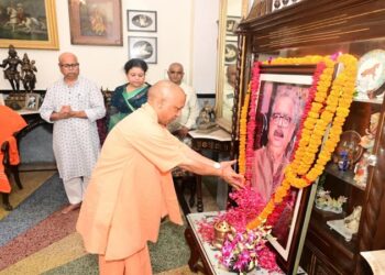 CM Yogi paid tribute to the head of Ayodhya royal family