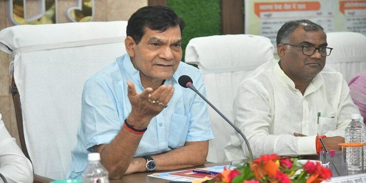 AK Sharma interacted with traders regarding tax reforms.