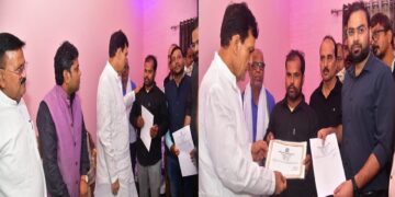 AK Sharma provided financial assistance to the family of the deceased farmer.