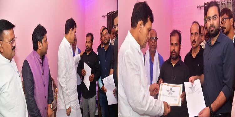 AK Sharma provided financial assistance to the family of the deceased farmer.