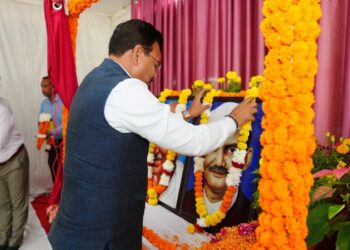 Anand Bardhan paid tribute to Mahatma Gandhi and Lal Bahadur Shastri
