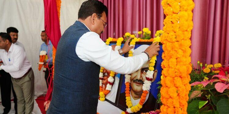 Anand Bardhan paid tribute to Mahatma Gandhi and Lal Bahadur Shastri