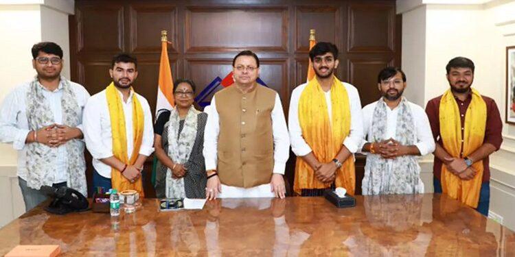 CM Dhami meets DUSU President and JNUSU Joint Secretary