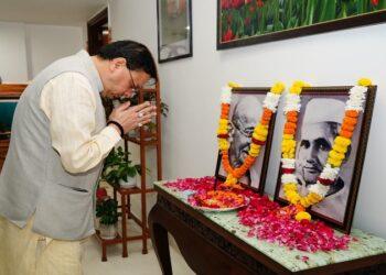 CM Dhami paid tribute to Mahatma Gandhi and Lal Bahadur Shastri
