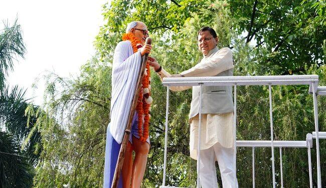CM Dhami garlanded the statue of Mahatma Gandhi