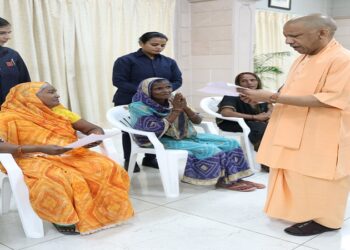 CM Yogi listened to the problems of the people during Jata Darshan.