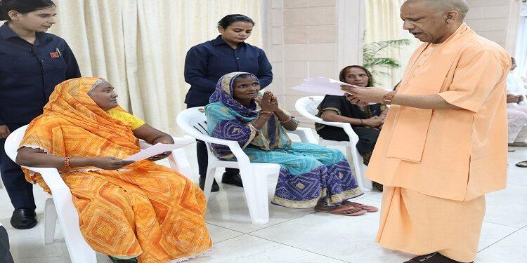 CM Yogi listened to the problems of the people during Jata Darshan.