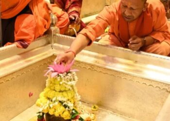 CM Yogi worshiped Baba Vishwanath