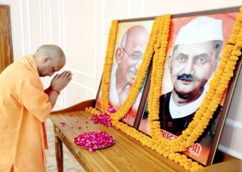 CM Yogi paid tribute to Mahatma Gandhi and Lal Bahadur Shastri.
