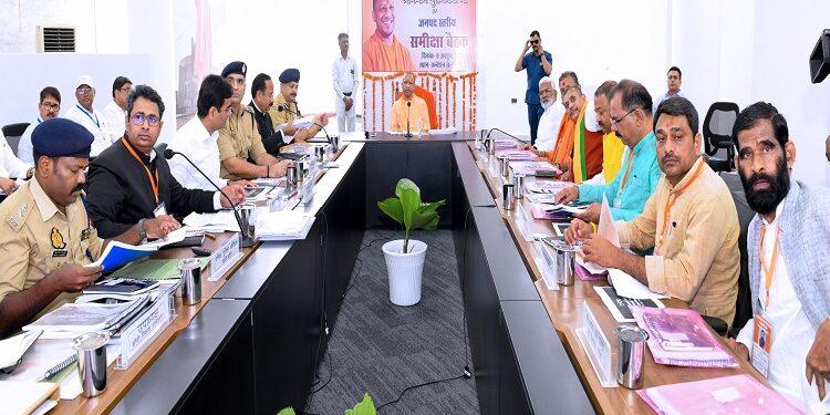 Players' faces lit up after receiving the honor from CM Yogi.