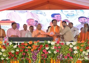 CM Yogi handed over the keys of flats to 120 families in Gorakhpur.