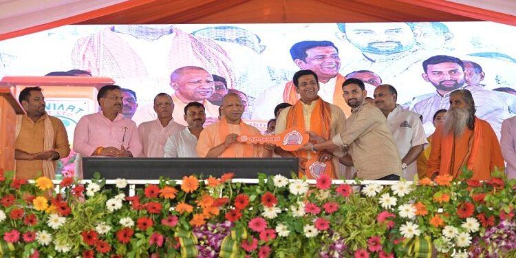 CM Yogi handed over the keys of flats to 120 families in Gorakhpur.