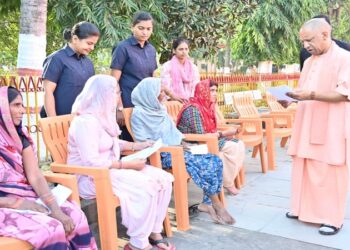 CM Yogi listened to the problems of 200 people in Janta Darshan.