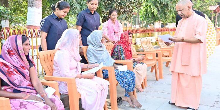 CM Yogi listened to the problems of 200 people in Janta Darshan.