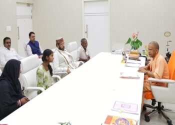 The family members of the deceased Hariom met CM Yogi.