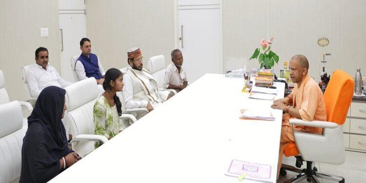 The family members of the deceased Hariom met CM Yogi.