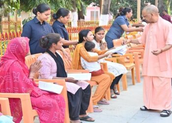 CM Yogi listened to the problems of 300 people in Janta Darshan.