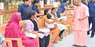 CM Yogi listened to the problems of 300 people in Janta Darshan.