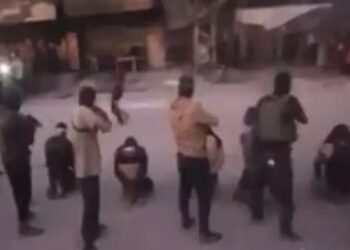 Hamas shoots eight people in the street