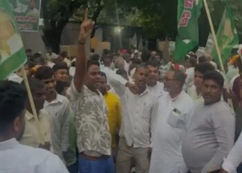 RJD workers created ruckus at Lalu-Rabri's house.