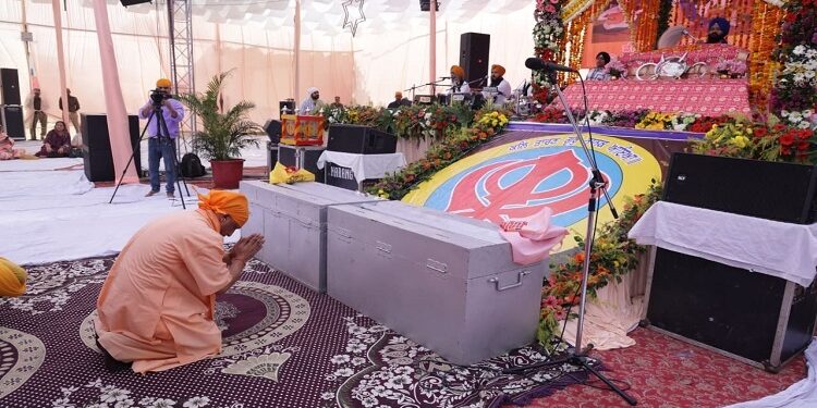 CM Yogi participated in the celebrations organized on the 556th Prakash Parv.