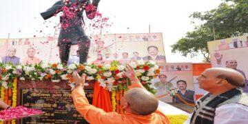 CM Yogi and Rajnath Singh unveiled the statue of warrior Uda Devi Pasi.