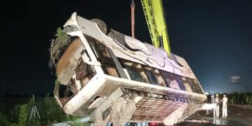 Sleeper bus overturns on Lucknow Expressway
