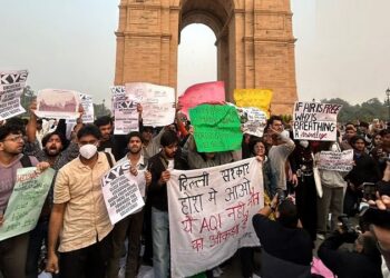 Protest against air pollution at India Gate