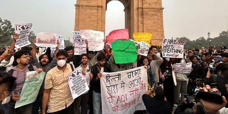 Protest against air pollution at India Gate